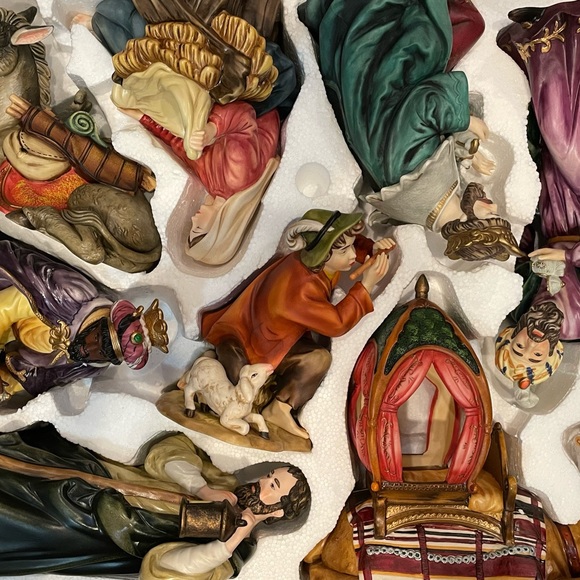 Grandeur Noel 2003 Hand-Painted Porcelain Nativity Set - Picture 11 of 12